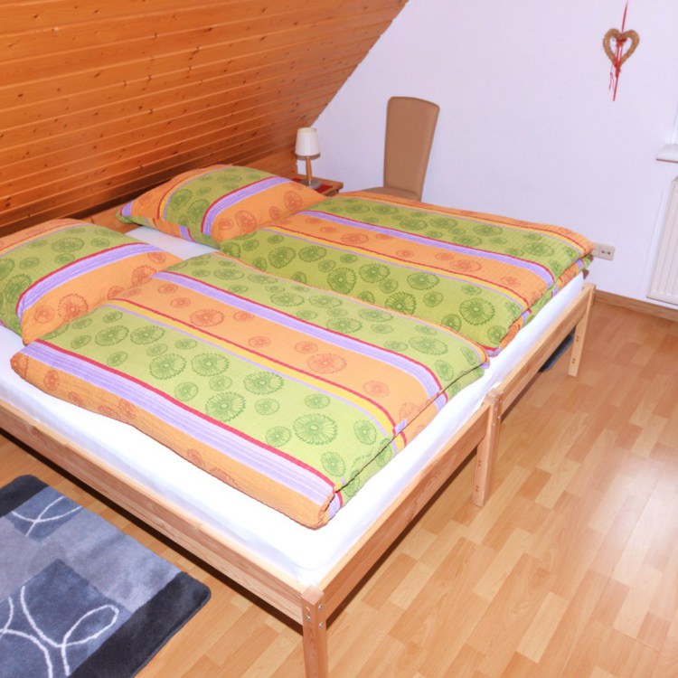 Doppelbett 180 x 200 cm, zwei einzelne Matratzen, Fußteil offen